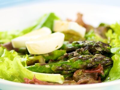 Refreshing Asparagus and Mixed Baby Greens Salad 