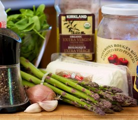 Seared Asparagus, Roasted Bell Pepper and Spinach Salad with Goat Cheese