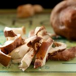 Chop the shiitake mushrooms into the slices.