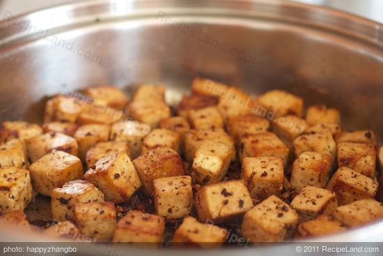 Here the tofu cubes are beautifully browned, place on a plate and set aside.