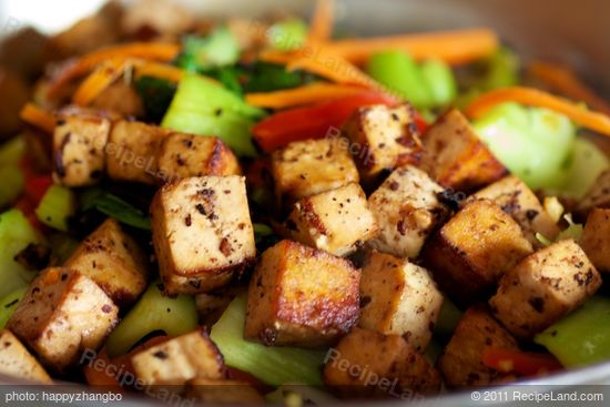 Pour the mixed sauce into the cooked vegetables, stir in the cooked tofu cubes,