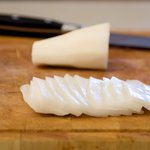 Peel the daikon, cut into half crosswise, then slice it into thin slices.