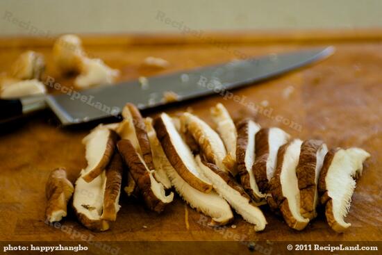 Remove the tough ends, slice the mushrooms into slices.