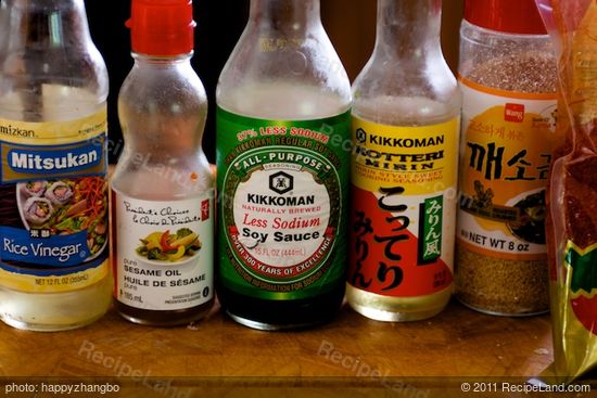 All the ingredients we need to make this delicious Korean sauce.