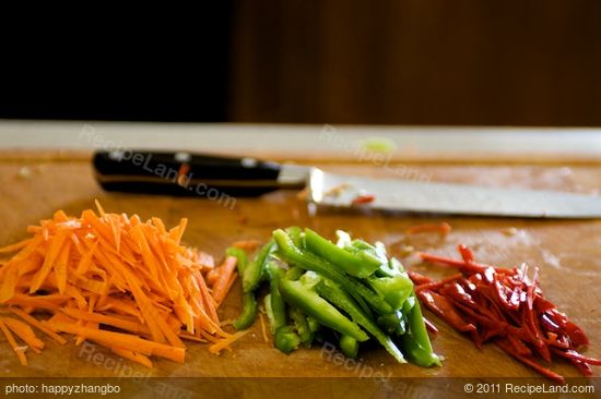 Cut the carrots, red and green chili peppers into match sticks.