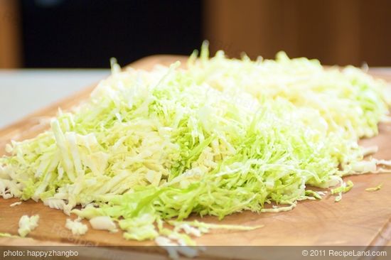 In a food processor, thinly slice the cabbage with a 4mm slicing dish or by hand. 