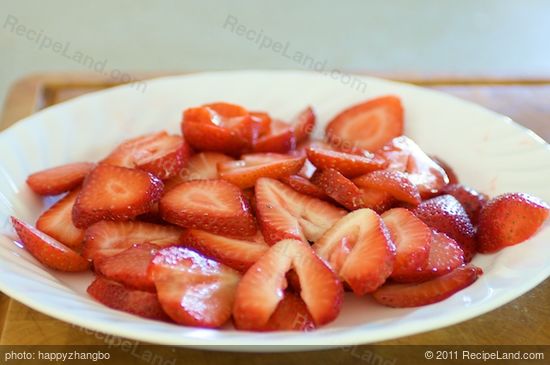 Here you have all the evenly sliced strawberries ready to decorate the cheesecake.