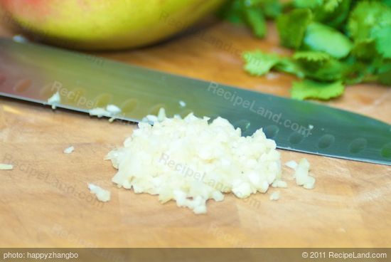 Then mince the garlic finely.