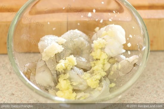 In a medium bowl. Mix together the shrimp, garlic, ginger and salt.