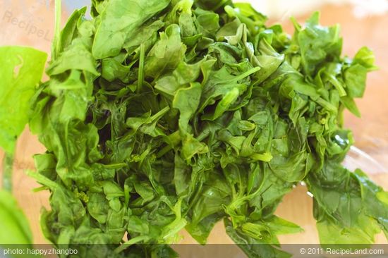 Meanwhile, add the spinach and water in a large skillet pan, cook the spinach until wilted, 2 to 3 minutes.