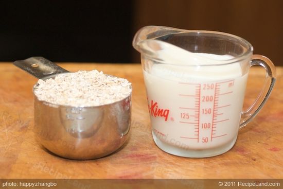 First measure 1 cup of each quick-cooking oats and 1 cup of milk.