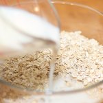 Add the oats into a medium bowl, pour the milk in.