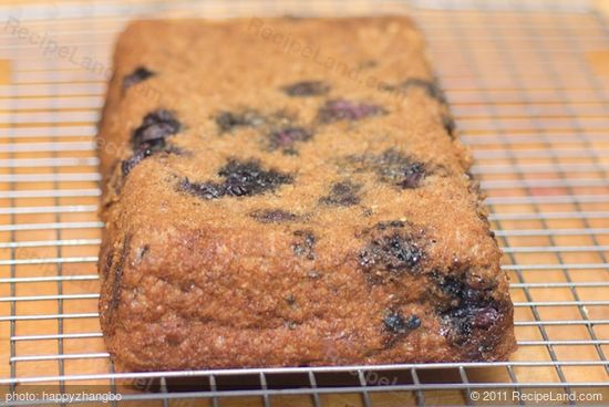 Very moist. Here I turned my bread up-side down as well, then we can really see the blueberries.