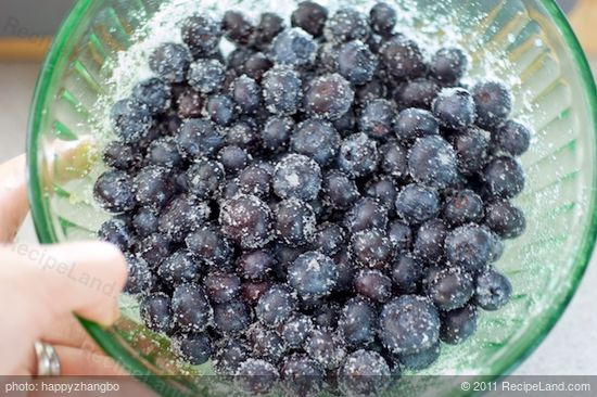 Gently mix the blueberries with 2 tablespoons of white sugar.