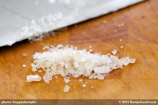 Crush rock sugar with cleaver handle, mix with soy sauce, reserve. 