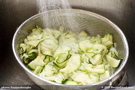 Drain and rinse the relaxed zucchini and onion very well.