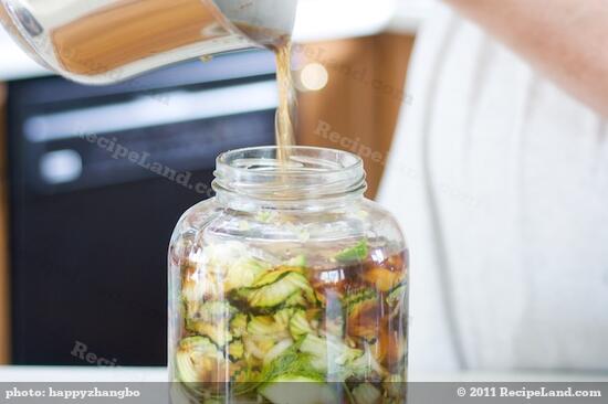 Time to pour the vinegar mixture into the jar.