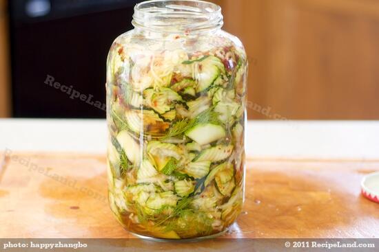 Here the quick zucchini pickles are well done.