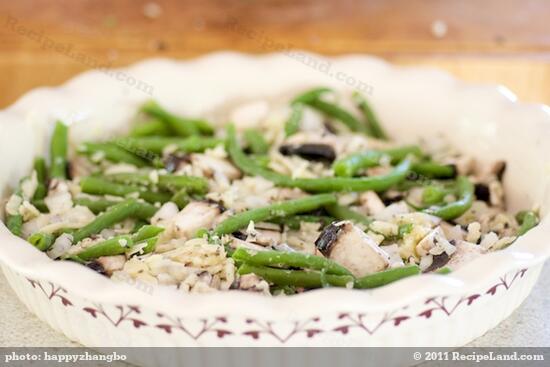 Mix cooked beans, mushrooms, onion, garlic and cheese in greased pie plate. 