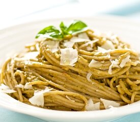 Tomato, Basil and Almond Pesto Pasta (Pesto alla Trapanese)