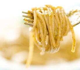 Tomato, Basil and Almond Pesto Pasta (Pesto alla Trapanese)