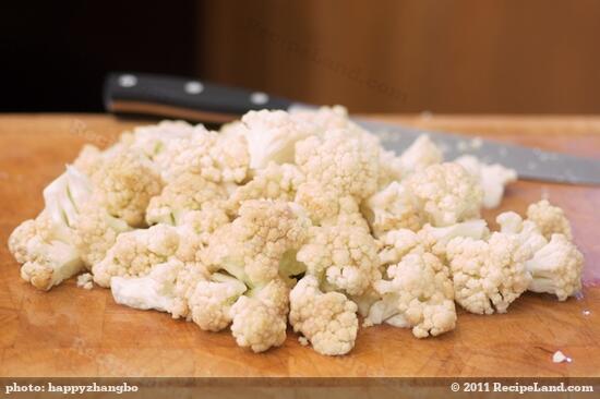 Trim off the ends of the cauliflower, and cut into small florets.