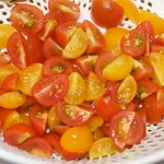 Quater the cherry tomatoes and put them into a salad spinner.