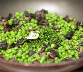 Skillet Peas with Mushroom and Thyme