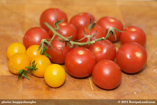 Meanwhile prepare the filling, start from the tomatoes.