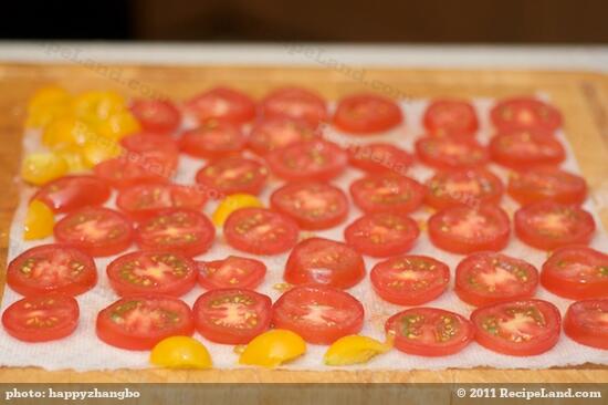Line the sliced tomatoes on several clean paper towels, 