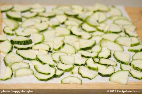 Line the sliced zucchini on several clean paper towels,