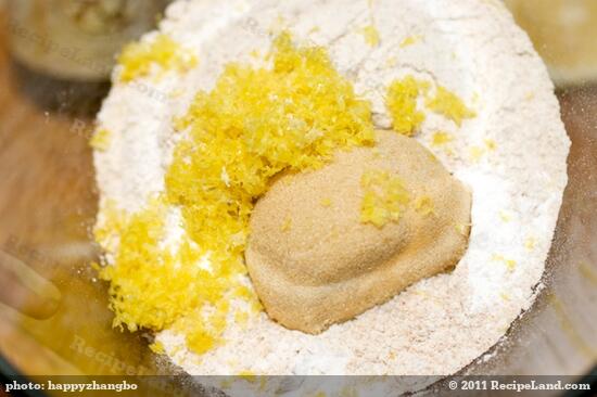 In anther bowl, add the flour, sugar, baking powder, baking soda, salt, and lemon zest,