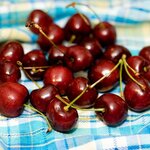 Now let's wash and dry the cherries with a clean kitchen towel.