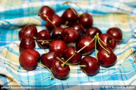 Now let's wash and dry the cherries with a clean kitchen towel.