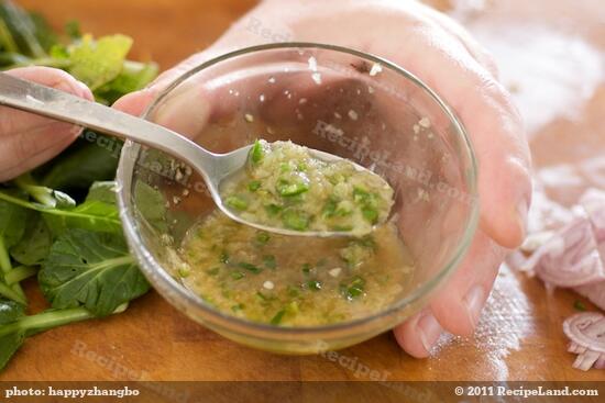 Add the honey, fish sauce, water, lime juice, ginger, garlic and thai chili in a bowl, whisk until well blended. 