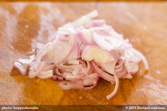 Thinly slice the shallot or red onion.