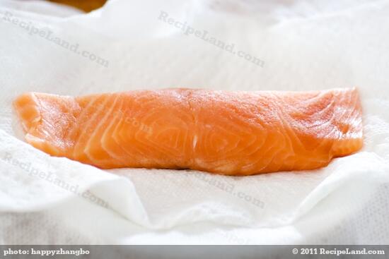 Dry the fish fillets with one or two clean paper towel.