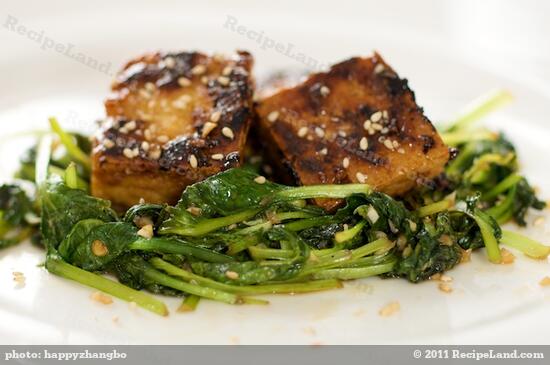 Divide the greens evenly among 4 serving plate. 