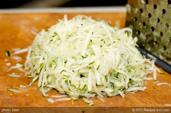 Shred the zucchini with a box shredder.