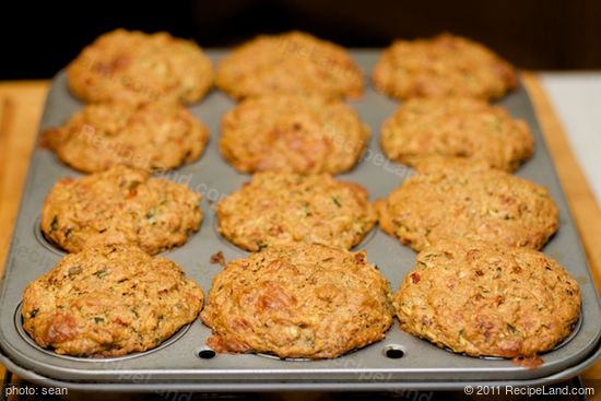 Bake for about 40 minutes until the top becomes golden and brown, inserting a wooden stick comes out almost clean. 