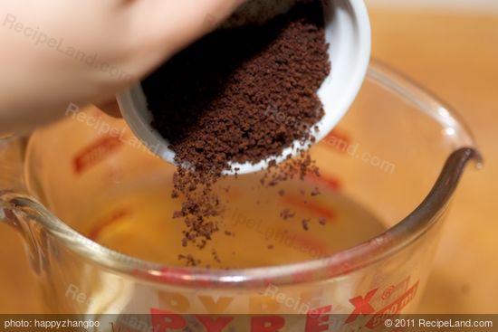 Add the instant coffee powder into water, let it dissolve and set aside. 