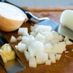 Freshly mince the garlic and chop the onions.