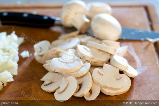 Clean the mushrooms with paper towel, and slice them.