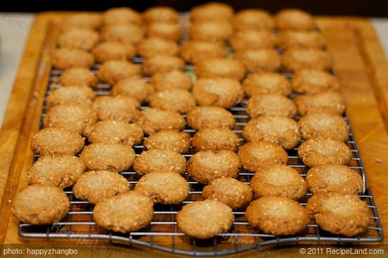 place the cookies onto a wire rack and let cool completely. 