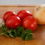 First make the tomato sauce, you need tomato, onion, oregano and garlic.