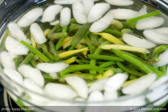 Greens beans in an ice water bath