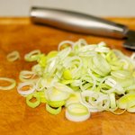 Thinly slice the leeks.