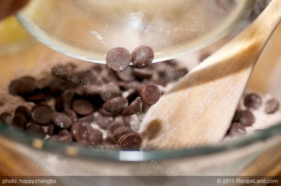 Combine cake mix, almonds and cinnamon in a large bowl. 