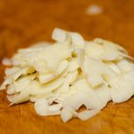Thinly slice the garlic.