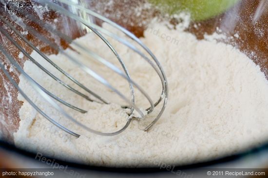 In a medium bowl, add the flour, sugar and salt, whisk well. 
